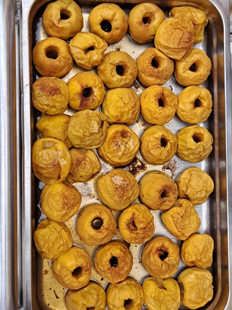 Na sliki so pečena jabolka.