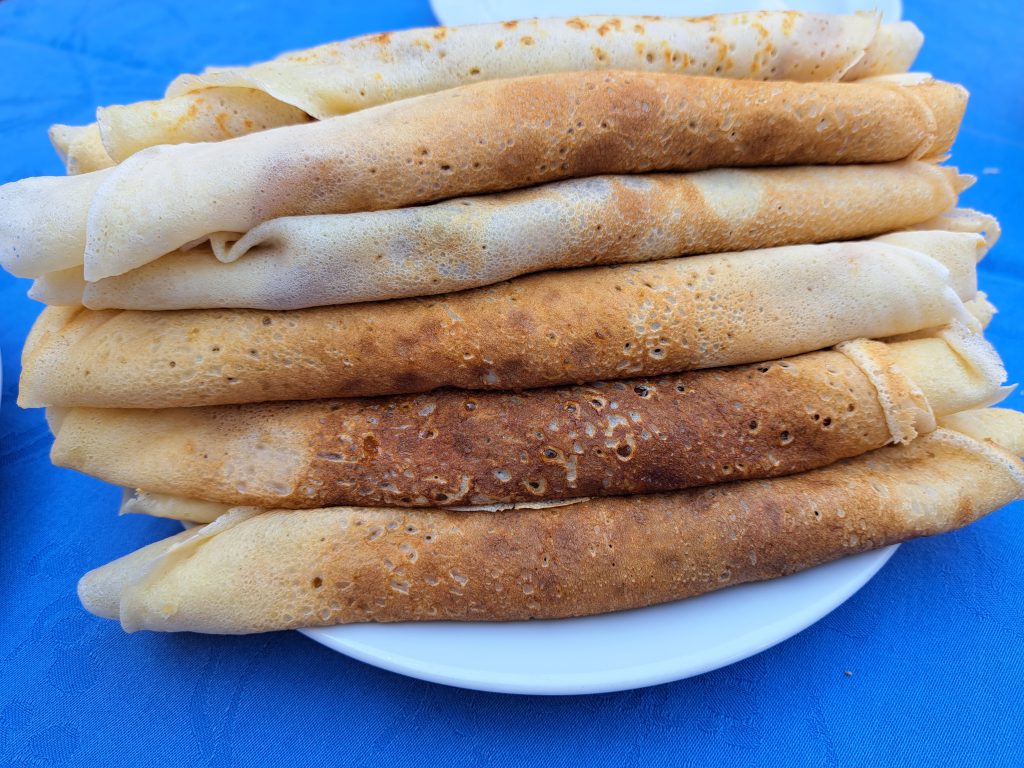 Na sliki je krožnik s palačinkami.