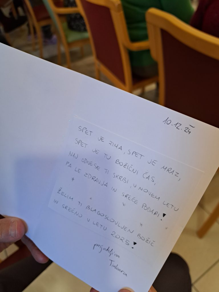 Slika prikazuje voščilnico z napisanim voščilom.