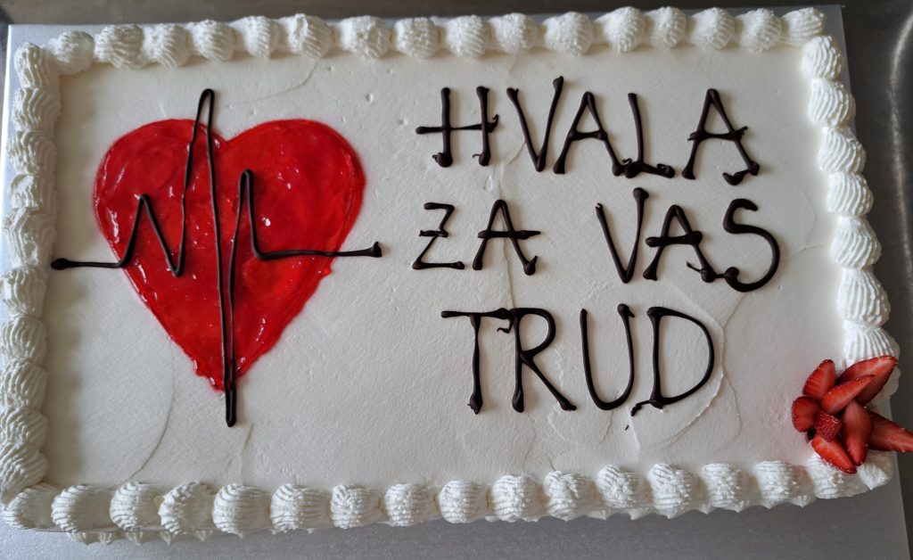 Na sliki je torta.