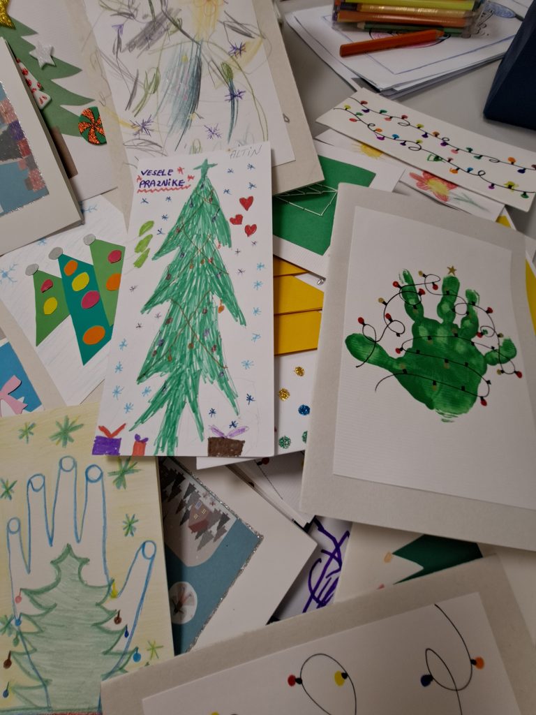 Na sliki so voščilnice.