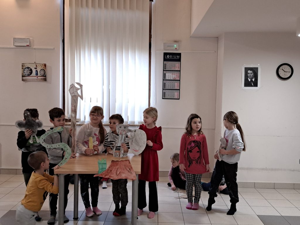 Na sliki je skupina otrok ki nastopa.