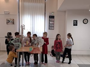 Na sliki je skupina otrok ki nastopa.