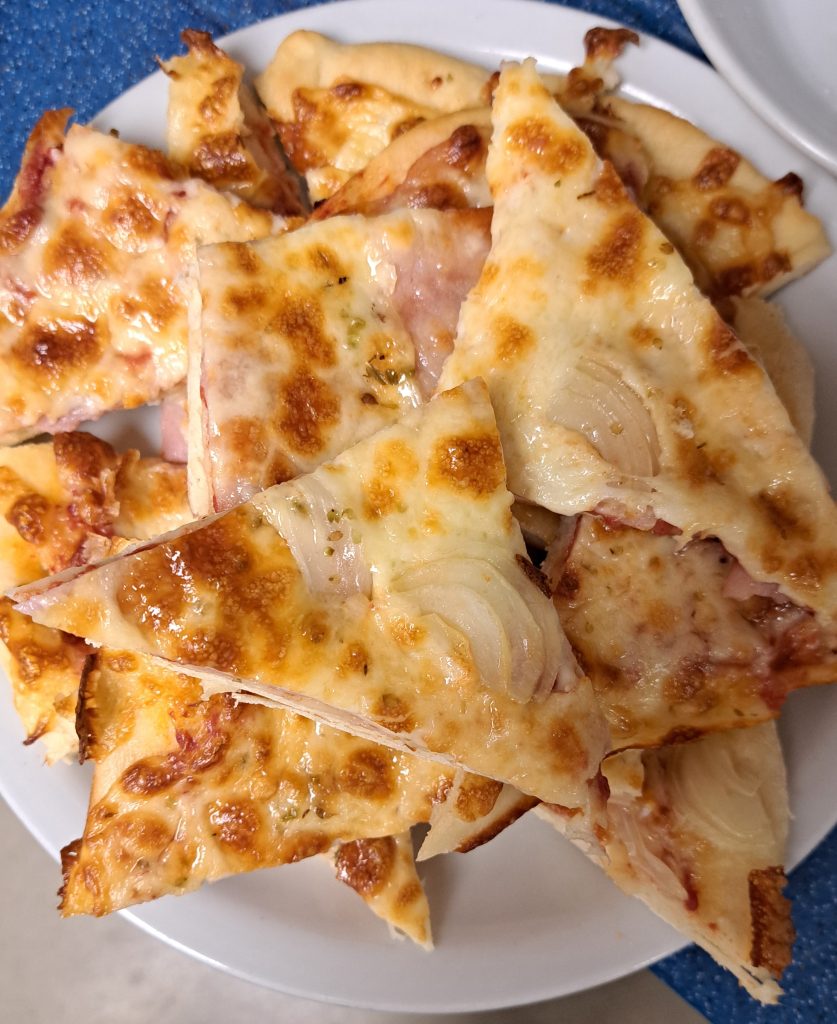 Na sliki so koščki narezane pice.