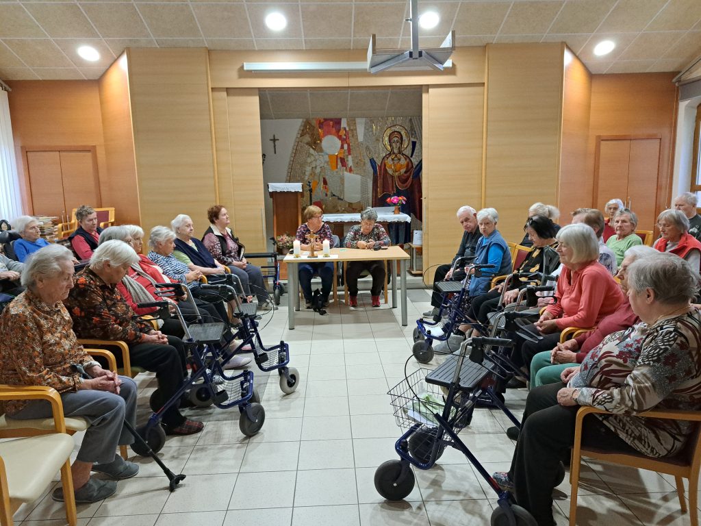 Na sliki je skupina starejših oseb.